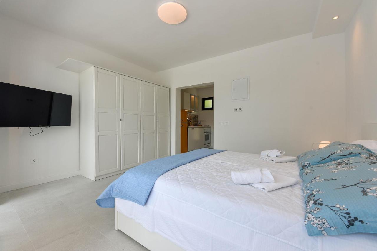 Lazaneo Seafront Apartments, イェルサ エクステリア 写真